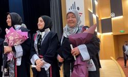 53 Yaşındaki Ev Hanımı Üniversite Eğitimini Tamamladı
