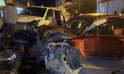 Aksaray'da Alkollü Sürücü 4 Park Halindeki Araca Çarptı: 2 Kişi Yaralandı