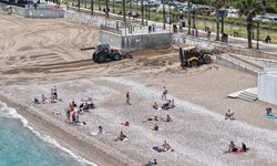 Antalya Konyaaltı Sahili'nde İş Makineleriyle Yapılan Çalışmalar Tepki Topladı
