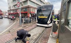 Antalya'da Tramvayın Altına Giren Yavru Kedi Kurtarıldı