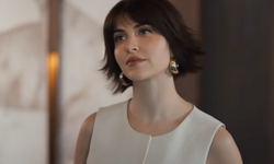 Beyza Gümülcine'den Derin Yırtmaçlı Şıklık