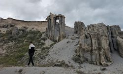Bitlis Adilcevaz'da Van Gölü Kıyısında Peri Bacalarına Benzer Doğal Oluşumlar