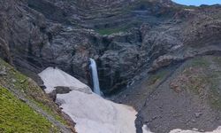 Bitlis Mutki'de Dağdan Fışkıran Şelale Doğal Güzelliğiyle Dikkat Çekiyor