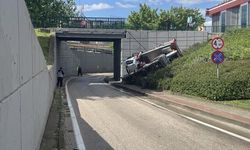 Bursa'da Kamyonet 3 Metre Yükseklikten Devrildi: 3 Kişi Yaralandı