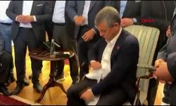 CHP Genel Merkezi'nde İcra Tebligatı Krizi: Özgür Özel Tebliği Yırttı