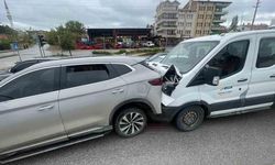 Çorum Sungurlu'da 3 Araç Birbirine Girdi: 2 Kişi Yaralandı