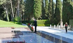 Cumhurbaşkanı Aliyev, Merhum Lider Haydar Aliyev'i Doğum Günü Anmasında Mezarı Başında Ziyaret Etti