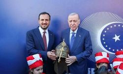 Cumhurbaşkanı Erdoğan'a Fatih Sultan Mehmed Han Miğferi Takdim Edildi