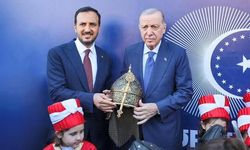 Cumhurbaşkanı Erdoğan'a İstanbul'un Fethi Anısına Özel Miğfer Takdim Edildi