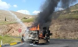 Diyarbakır'da Seyir Halindeki Kamyonet Yangında Küle Döndü