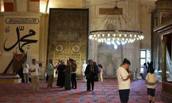 Edirne Eski Camii'nde Kabe Taşı ve Örtüsü Bayramda Ziyaretçi Akınına Uğradı