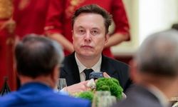 Elon Musk'ın Fotoğraf Çekimindeki İlginç Mimikleri Dikkat Çekti