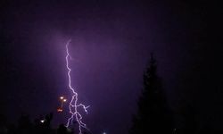 Erzincan'da Geceyi Aydınlatan Şimşek Gösterisi
