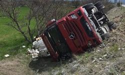 Erzincan'da Soda Yüklü Tır Kontrolden Çıkarak Devrildi