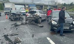 Esenler Otogar Bağlantı Yolu'nda Zincirleme Kaza: Sürücü Kurtarıldı