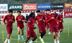 Galatasaray'da 3 Futbolcuyla Yollar Ayrılıyor