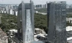 Guiyang'daki Liebian Binasından Akan 121 Metrelik Dev Şelale