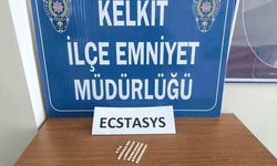 Gümüşhane'de Kaçakçılığa Ağır Darbe: Şase Numarası Değiştirilmiş Araç ve Binlerce Kaçak Malzeme Ele Geçirildi
