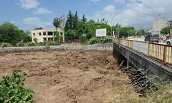 Hatay'da Yağış Nedeniyle Dere Üzerindeki Köprü Trafiğe Kapandı