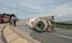 İnegöl'de Virajı Alamayan Beton Mikseri Devrildi: Sürücü Yaralandı