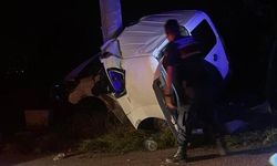 Isparta'da Hafif Ticari Araç Elektrik Direğine Çarptı: 2 Ölü, 2 Yaralı