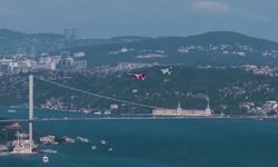 İstanbul Boğazı'nda HÜRJET Gösterisi İzleyenleri Büyüledi