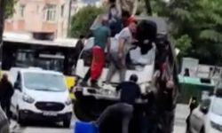 Kamyonetin Devrilmesini Önlemek İçin Üstüne Çıktılar