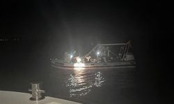 Karaburun Açıklarında Motor Arızası Yaşayan Lastik Bottaki 17 Göçmen Kurtarıldı