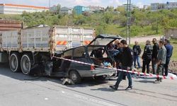 Kayseri'de Kamyon Altına Giren Otomobilde Anne Hayatını Kaybetti, Oğlu Ağır Yaralı