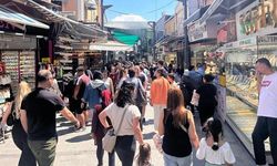 Kemeraltı Çarşısı'nda Bayram Alışverişi Yoğunluğu Artıyor
