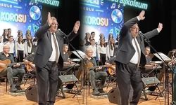 Kozlu Ortaokulu Müdürü İbrahim Uğur Metin'in 90'lar Konseri Performansı Sosyal Medyada İlgi Gördü