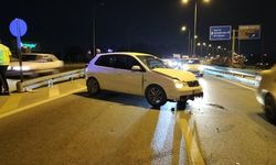 Manavgat'ta Otomobil Bariyerlere Çarptı: 2 Kişi Yaralandı