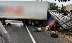 Mersin Bozyazı'da Kontrolden Çıkan Tır Baraka İş Yerini Yıktı