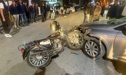 Otomobil ile motosikletin çarpışma anı kameraya yansıdı