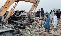 Pakistan'da Bannu Karakoluna Bombalı ve Silahlı Saldırı: 12 Polis Hayatını Kaybetti