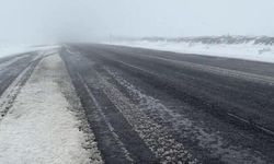 Sahara Geçidi'nde Kar Yağışı Ulaşımı Zorlaştırıyor
