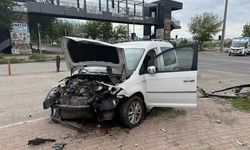Şanlıurfa Siverek'te Otomobil ile Hafif Ticari Araç Çarpıştı: 5 Kişi Yaralandı