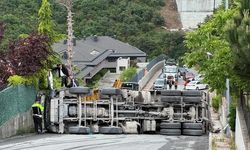 Sarıyer'de Hafriyat Kamyonu Devrildi: Sürücü Yaralandı