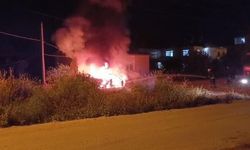 Serik'te Park Halindeki Otomobil Alev Aldı