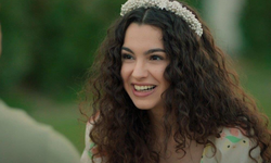 Su Burcu Yazgı Coşkun Kayalıklarda Mini Eteğiyle Sosyal Medyada İlgi Topladı