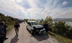 Tatvan'da Otomobil ile Kamyonet Çarpıştı: 6 Kişi Yaralandı