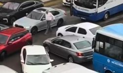 Tıkalı Trafiği Uzmanlıkla Açan Otobüs Şoförü