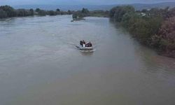 Tokat'ta Kelkit Çayı'nda kaybolan iki genç için arama çalışmaları sürüyor
