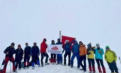 Uludağ'da Mayıs Ayında Yoğun Kar ve Türk Bayrağı