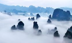 Zhangjiajie Ulusal Orman Parkı'ndaki Bulutlar Kaya Sütunlarını Aşındırıyor