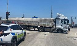 Adana Ceyhan'da Tırın İki Otomobile Çarpmasıyla 5 Kişi Yaralandı