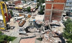 Adıyaman'da Yıkım Sırasında Kopan Beton Parçaları İş Yerine Düştü