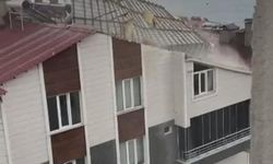 Ahlat'ta Şiddetli Fırtına Bir Binanın Çatısını Uçurdu