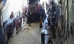 Aksaray'da Tır Altında Kalan Baba ve Oğlu Esnafın Müdahalesiyle Kurtarıldı