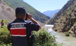 Artvin Şavşat'ta Dereye Devrilen Kamyonda Kayıp Baba ve Oğlunu Arama Çalışmaları Devam Ediyor